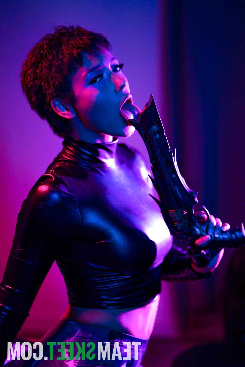 20P Brooklyn Grey, une cosplayeuse sexy, prend un soin du visage après une sodomie sauvage.
