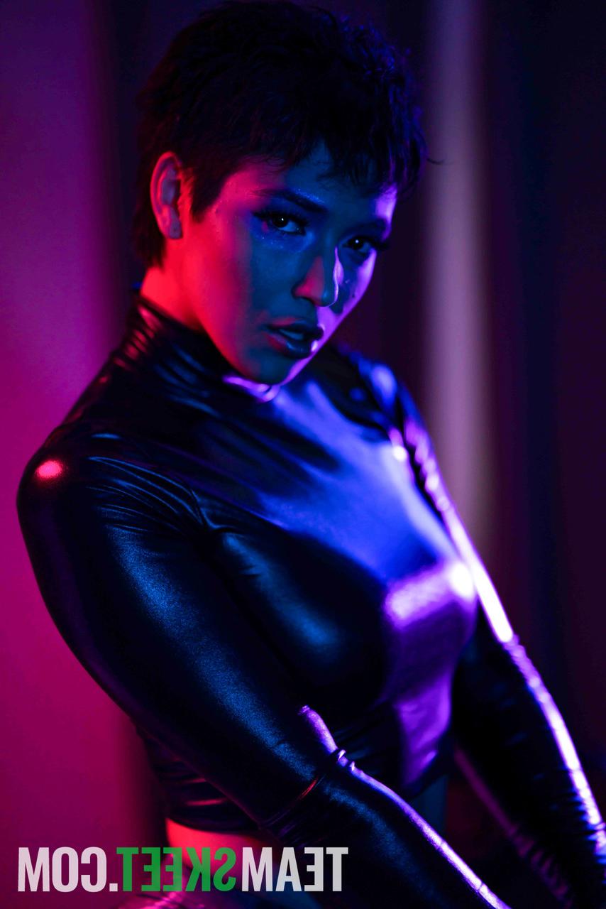 20P Brooklyn Grey, une cosplayeuse sexy, prend un soin du visage après une sodomie sauvage.