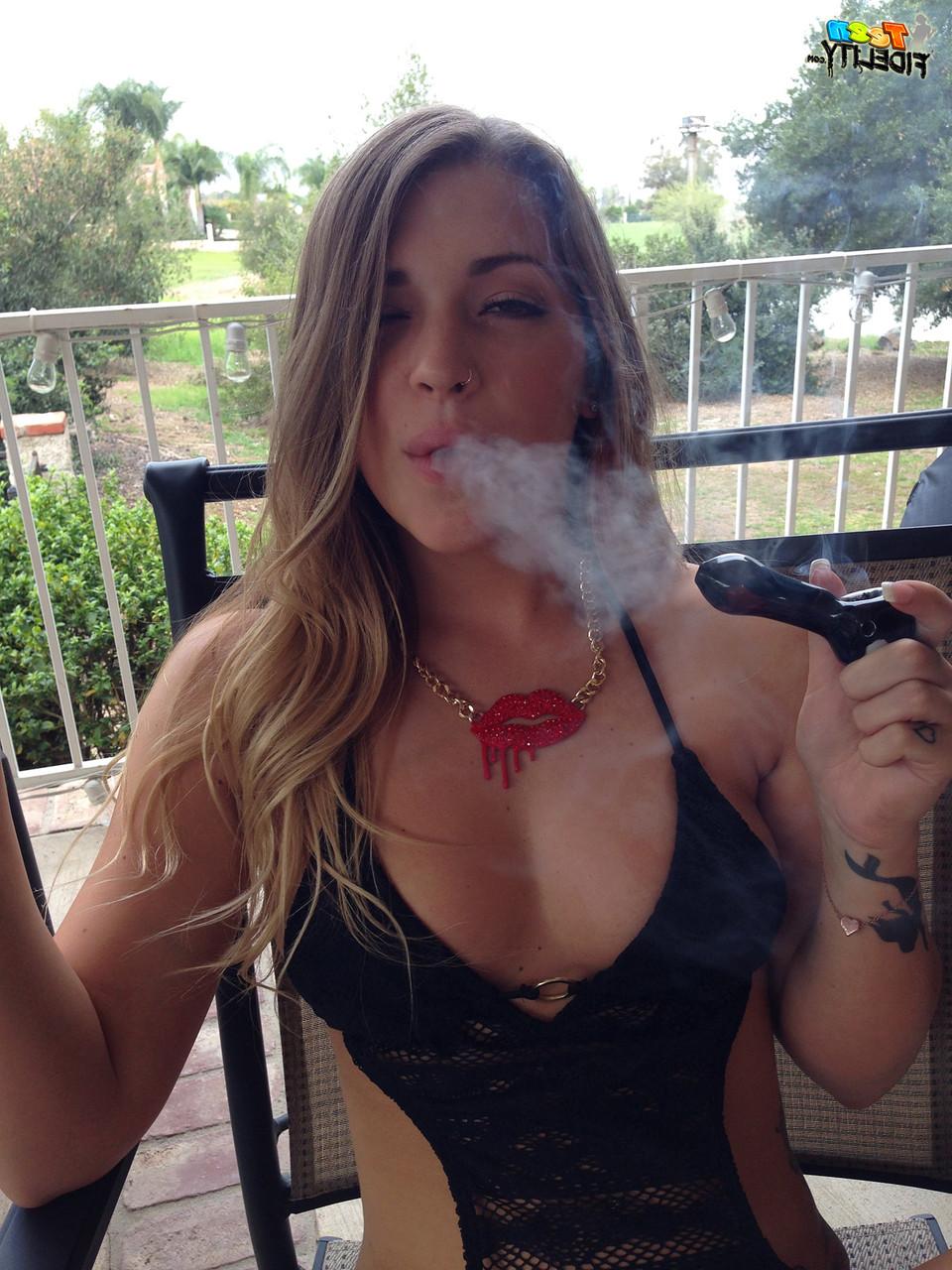 18P Adorável gata com peitos médios Jenna Leigh tira e brinca com sua bunda