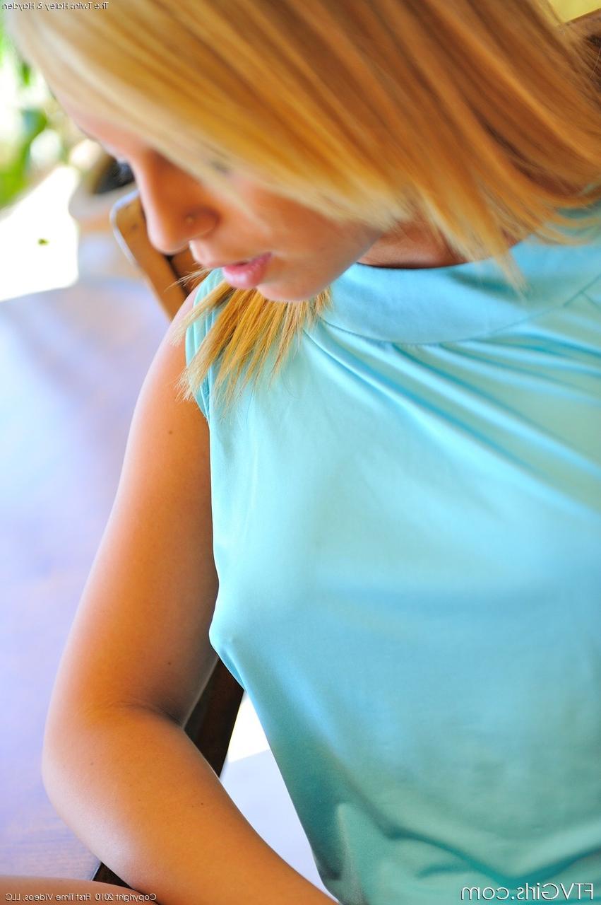 20P La joven morena Haley y la rubia Hayden se dan puños y juegan con juguetes sexuales