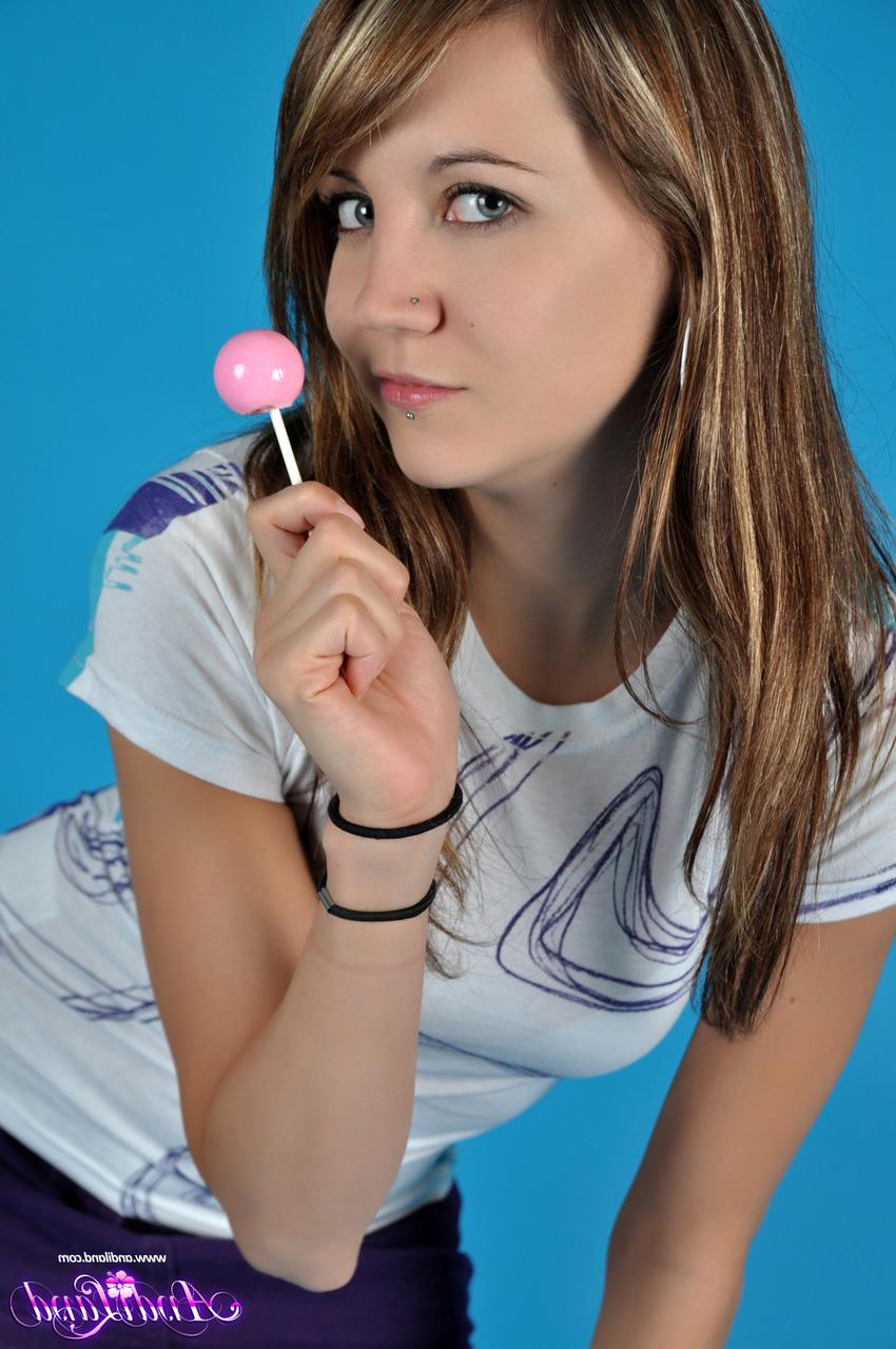 15P La dulce joven andi land se quita la camiseta y la minifalda de manera sexy