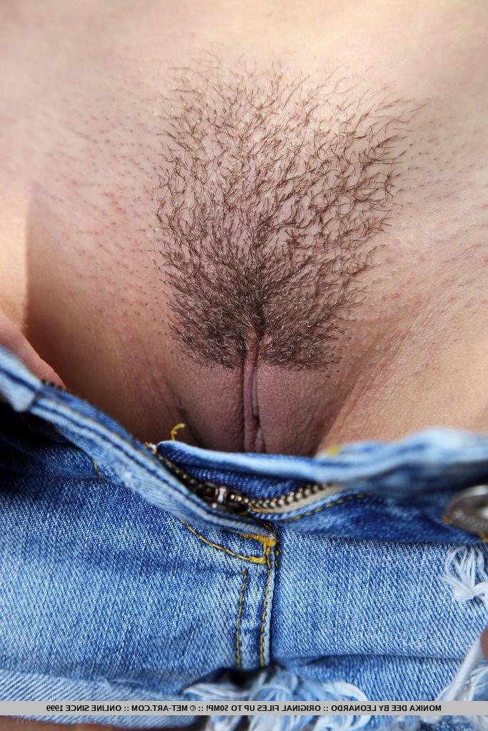 18P A linda adolescente Monika Dee tira o short jeans enquanto fica nua na floresta