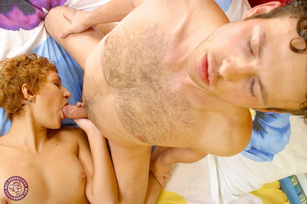 16P Chica amateur con el pelo rojo corto intercambia sexo oral antes de follar con su hombre