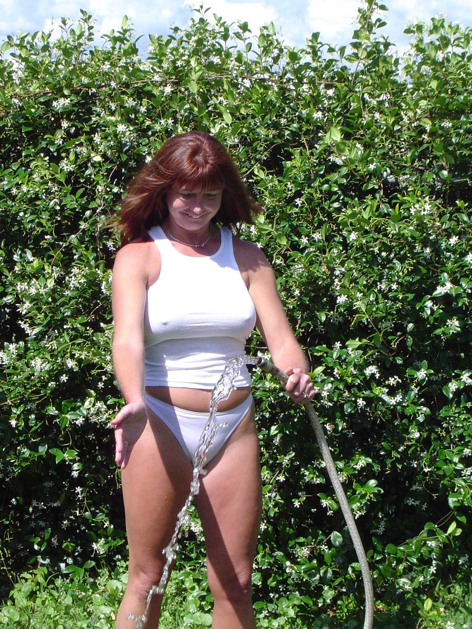 20P A esposa sacanagem Dee, de seios grandes, se molha enquanto rega as plantas no jardim