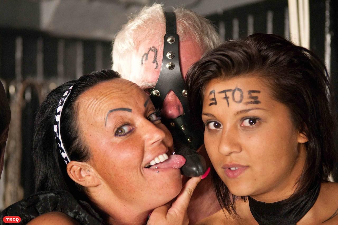 15P Sluts submissos Candy Cox e Foxy Love Fodendo com força em um quarteto do IR BDSM