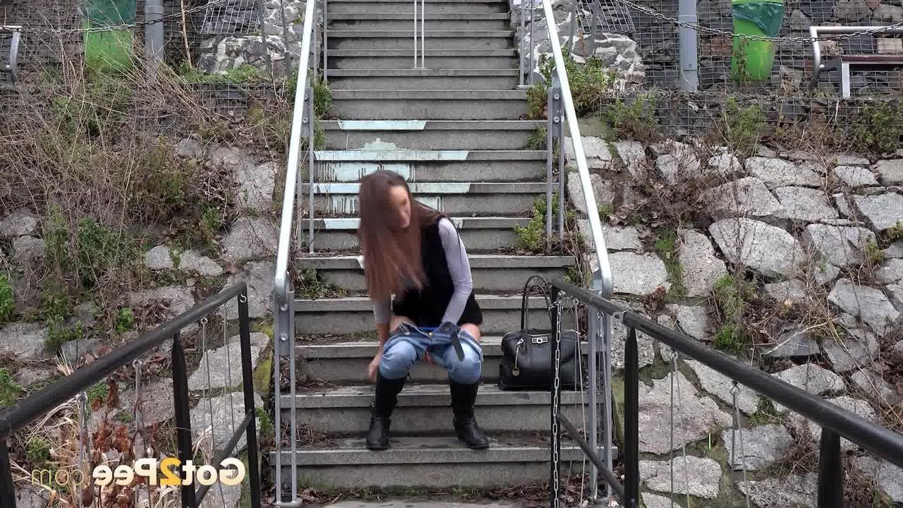 15P Синтия Веллонс снимает выцветшие джинсы, чтобы поссать на ступеньках