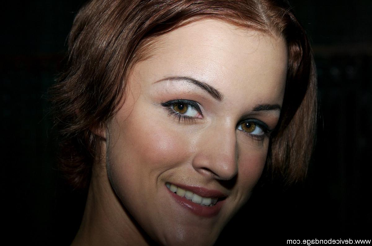 16P A modelo solo americana Sara Faye mostra sua calcinha levantada em uma masmorra