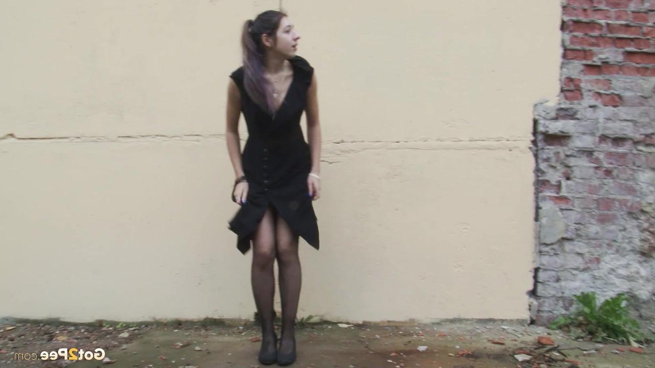 15P A garota branca Diana Sweet é pega mijando atrás de um prédio