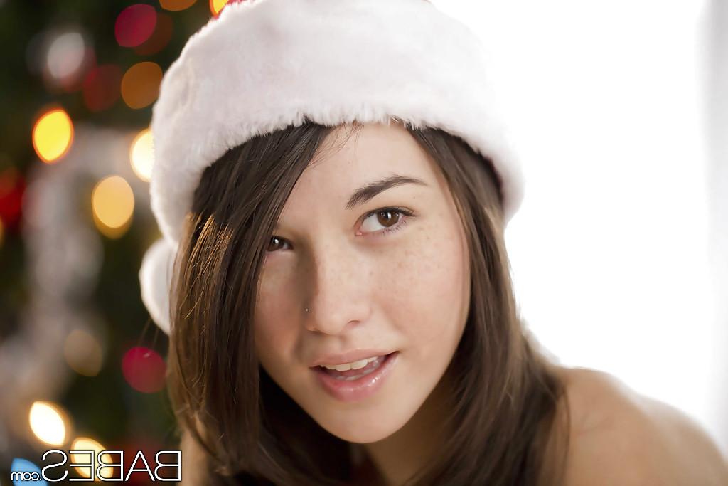 16P Muñeca alegre con pequeñas curvas posando con calcetines navideños hasta la rodilla y gorro