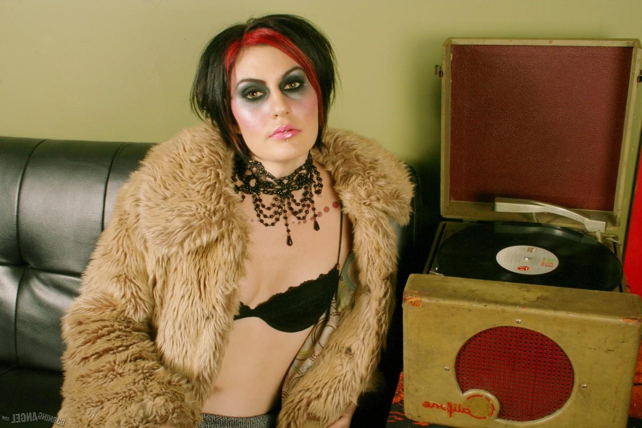 17P Brunette slut takes off fur jacket and black lingerie posing by old gramophone