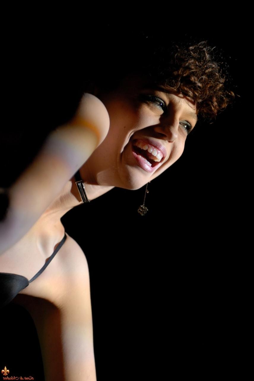 16P La sexy morena Liana modela en ropa interior durante un show en solitario