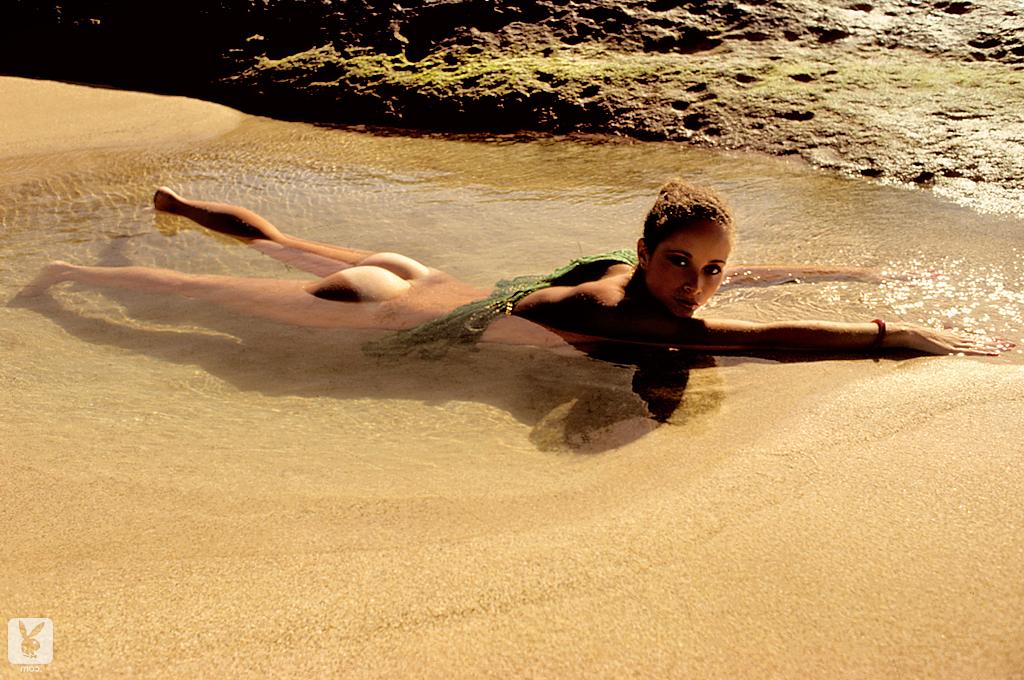 16P A linda gata havaiana Lourdes Estores revela seus recursos naturais