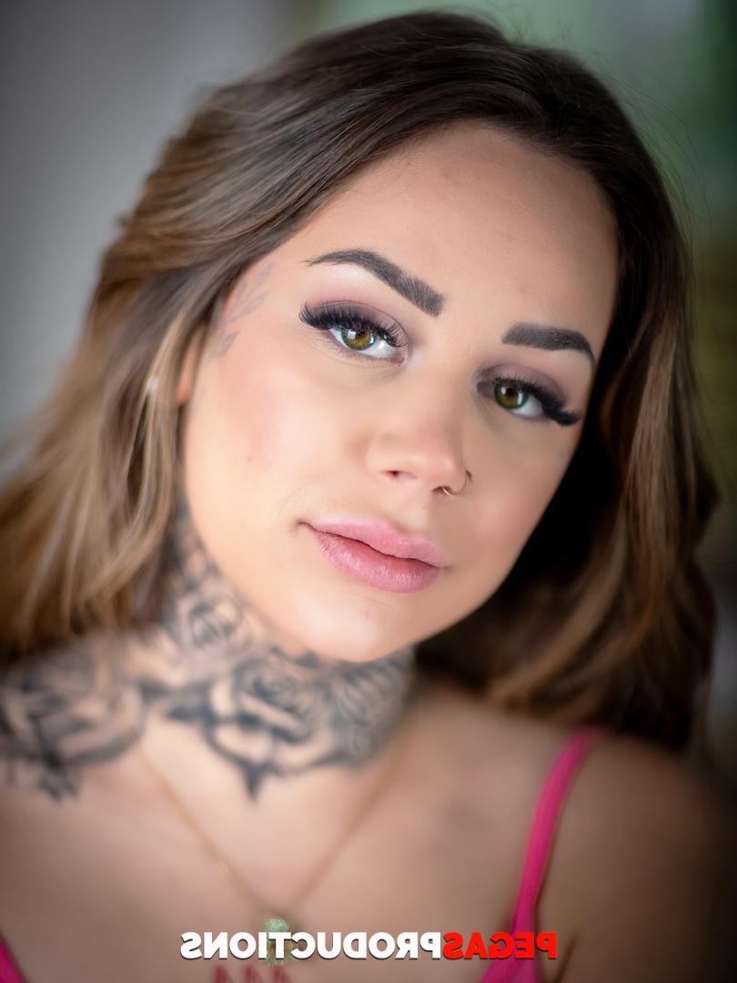 20P Lindas garotas Sky Fox e Eva Rose mostram seus peitos e bundas grandes