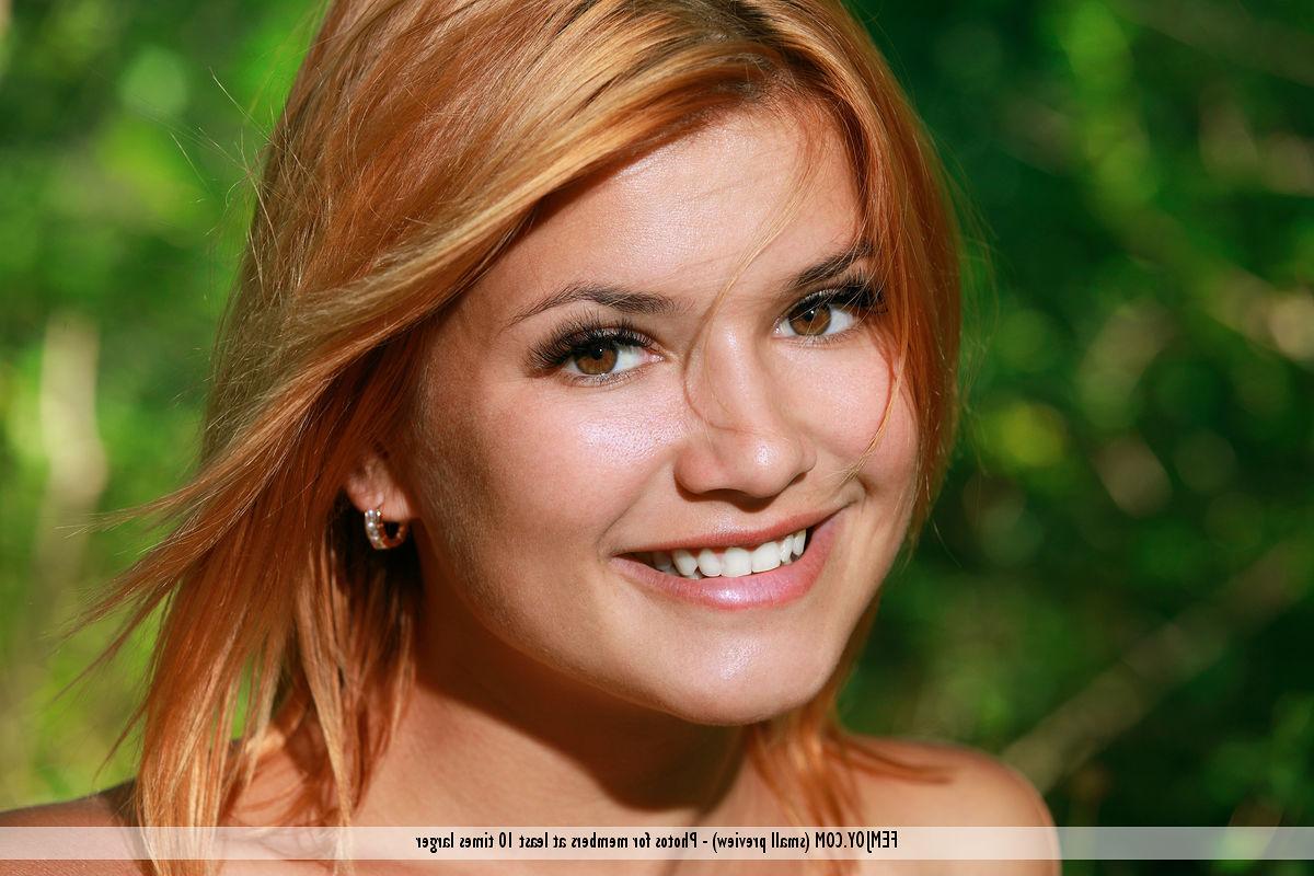 16P La dulce pelirroja Dina P muestra su cuerpo asesino sobre una manta junto al bosque