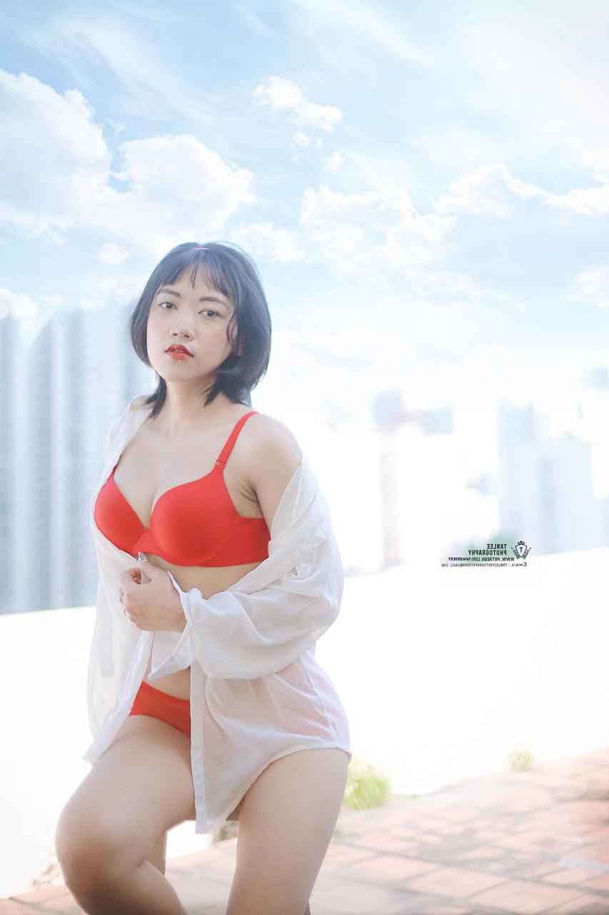 20P Hellen Truong Nhi, poupée vietnamienne sexy, pose en lingerie en plein air.