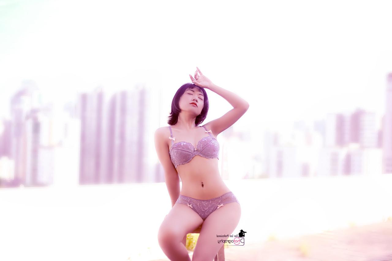 20P Hellen Truong Nhi, poupée vietnamienne sexy, pose en lingerie en plein air.