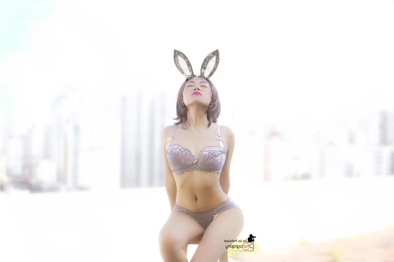 20P Hellen Truong Nhi, poupée vietnamienne sexy, pose en lingerie en plein air.