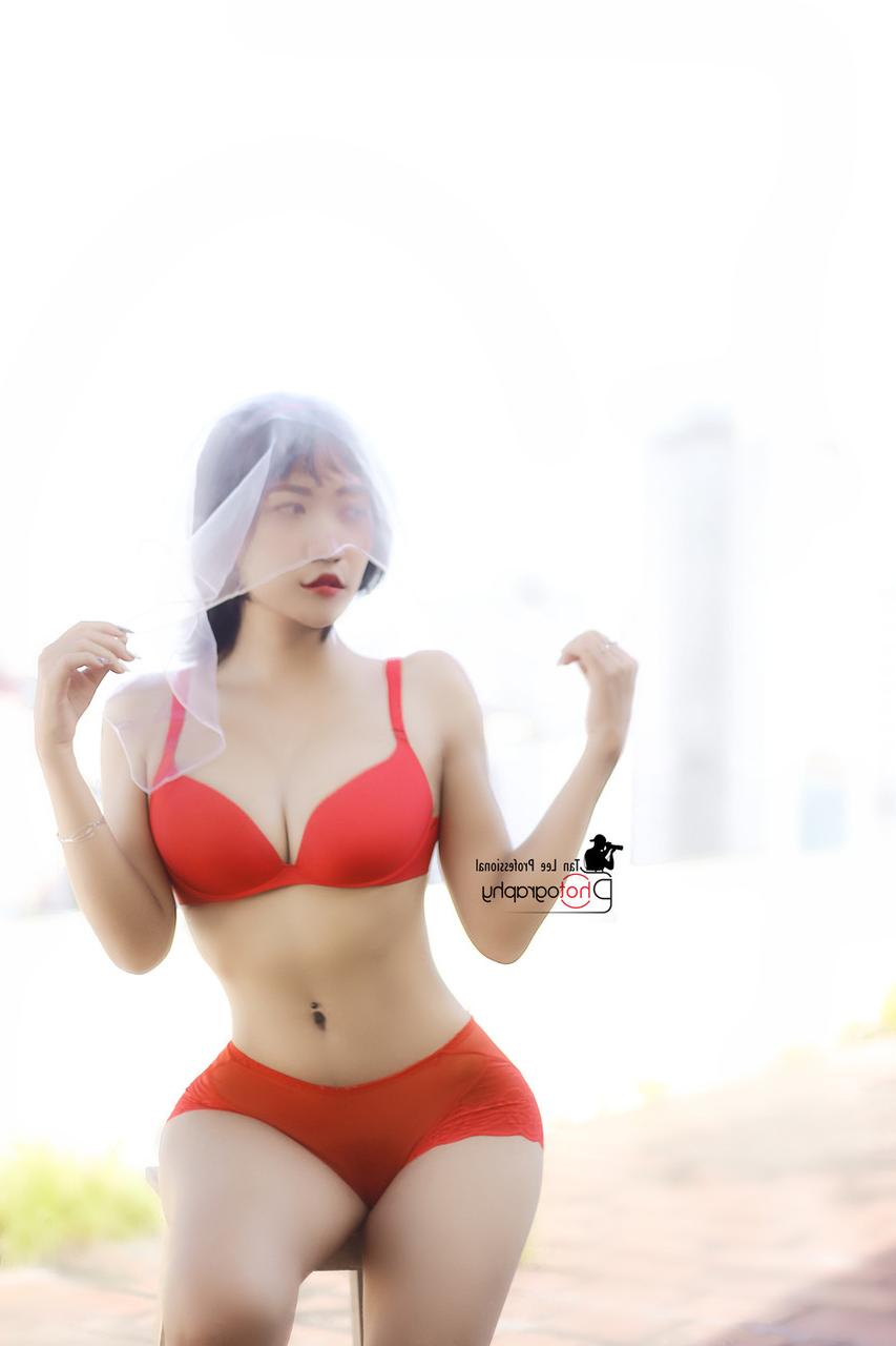 20P Hellen Truong Nhi, poupée vietnamienne sexy, pose en lingerie en plein air.