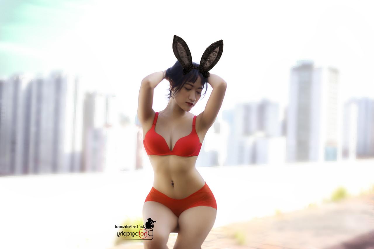 20P Hellen Truong Nhi, poupée vietnamienne sexy, pose en lingerie en plein air.