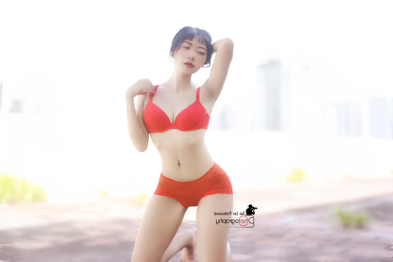 20P Hellen Truong Nhi, poupée vietnamienne sexy, pose en lingerie en plein air.