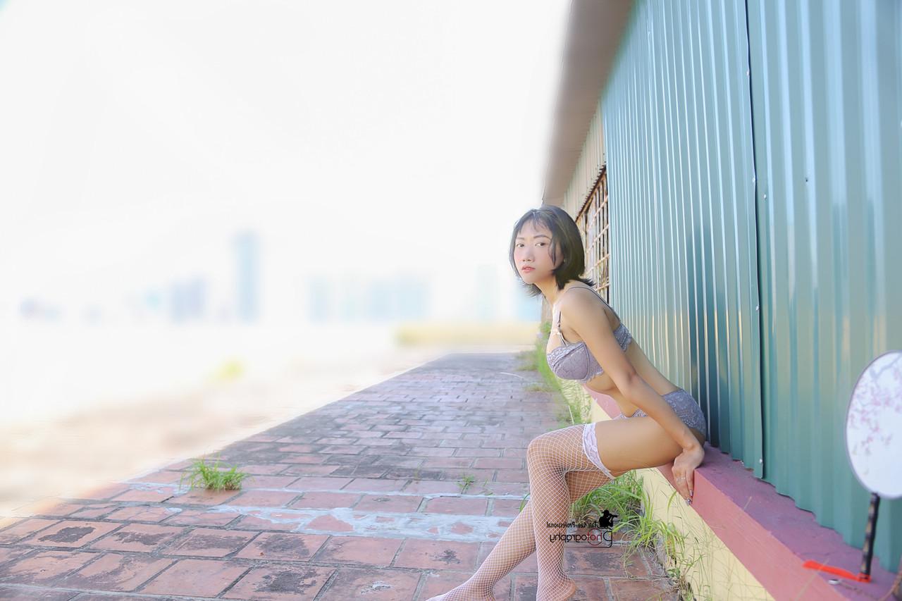 20P Hellen Truong Nhi, poupée vietnamienne sexy, pose en lingerie en plein air.