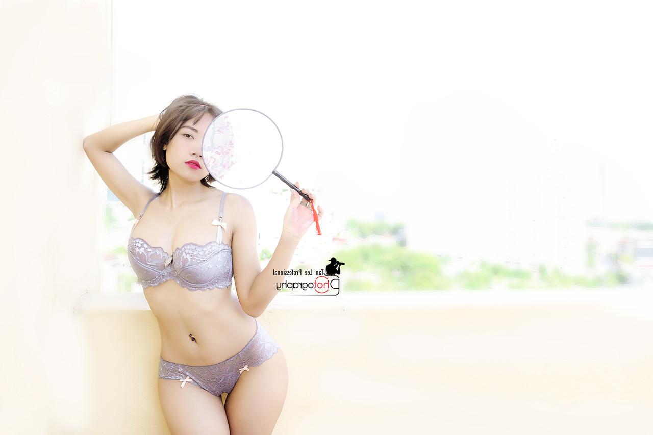 20P Hellen Truong Nhi, poupée vietnamienne sexy, pose en lingerie en plein air.