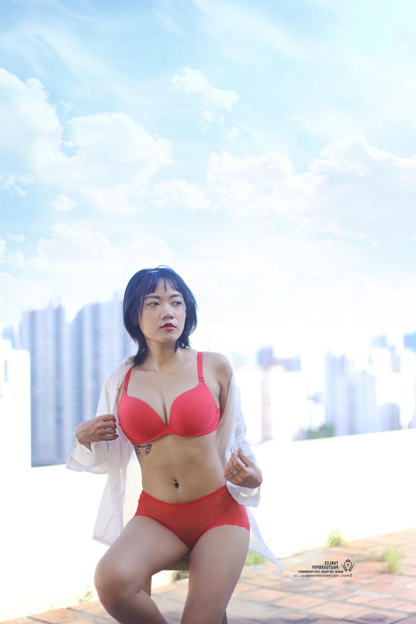 20P Hellen Truong Nhi, poupée vietnamienne sexy, pose en lingerie en plein air.