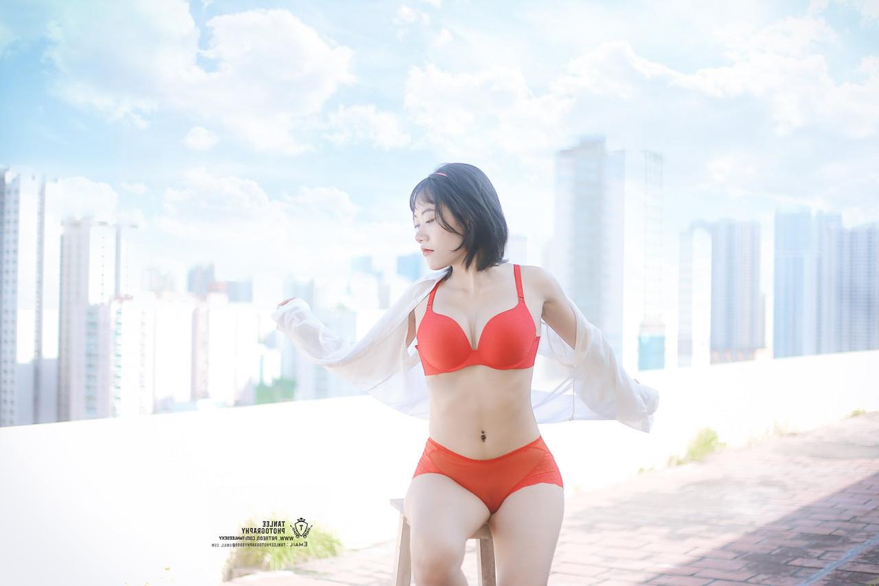 20P Hellen Truong Nhi, poupée vietnamienne sexy, pose en lingerie en plein air.