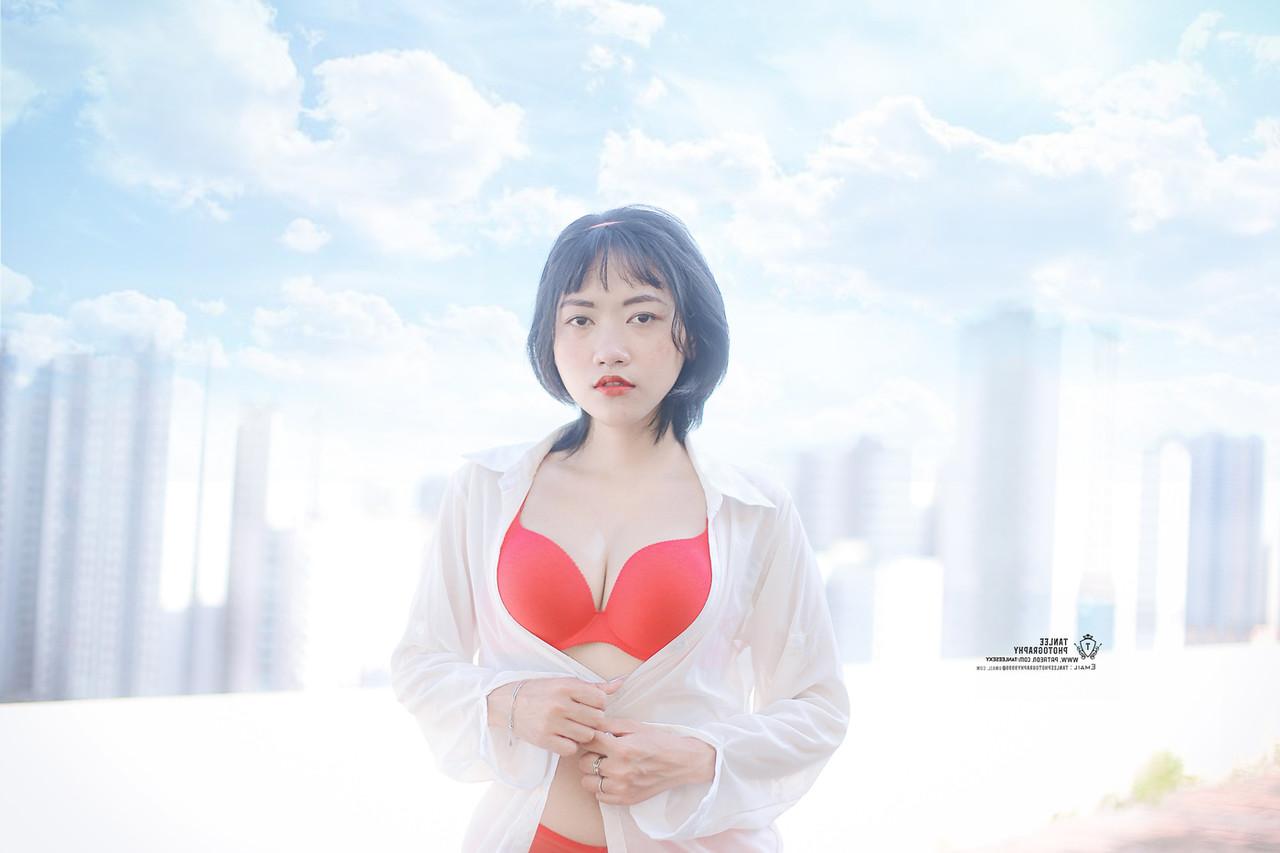 20P Hellen Truong Nhi, poupée vietnamienne sexy, pose en lingerie en plein air.