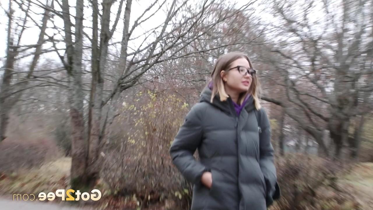 15P A linda garota Lera faz xixi muito necessário na varanda de um prédio