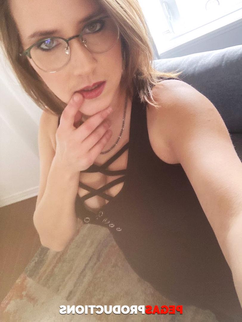 20P A nerd gostosa Becka Benty expõe seus peitos grandes e seduz seu amante