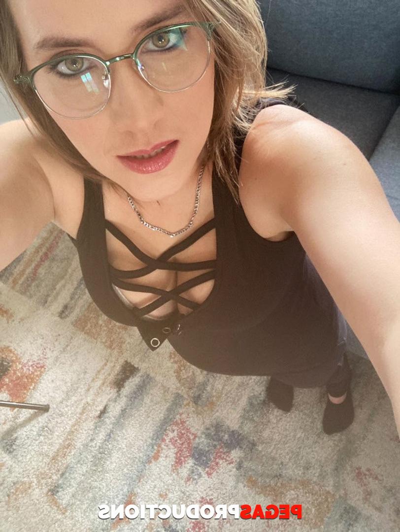 20P A nerd gostosa Becka Benty expõe seus peitos grandes e seduz seu amante