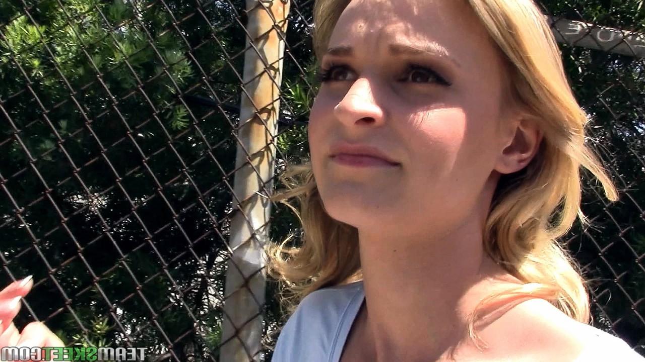 17P La joven y atrevida zorra Crissy Kay recibe dinero por una mamada en público y estilo perrito