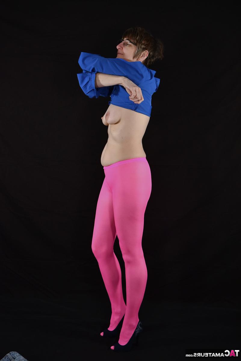 16P Milf caliente morena mayor se desnuda con tacones mientras usa gafas
