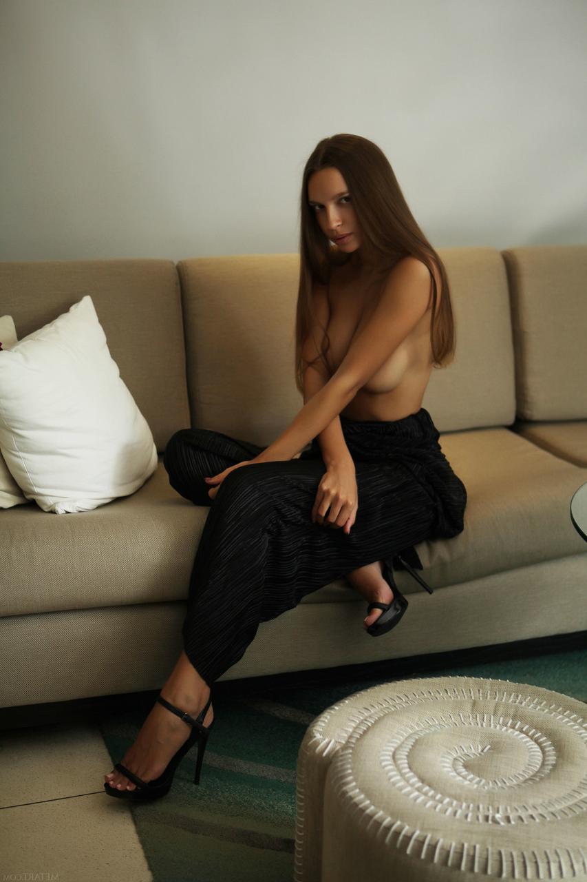20P Glamorous babe Elin strips down naked and shows off her tanned body