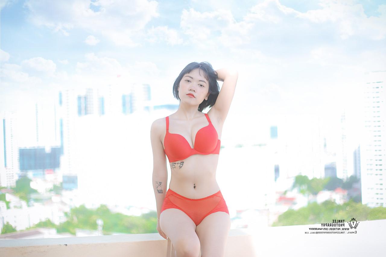 20P La hermosa vietnamita Hellen posa en lencería roja en público