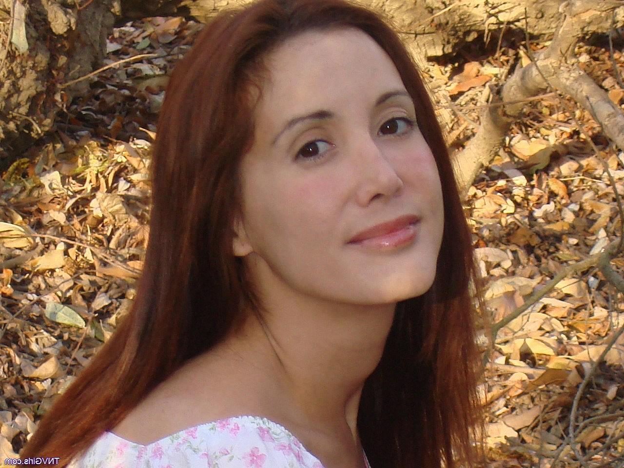 20P Sophie, la jeune rousse, se déshabille et pose dans la nature.
