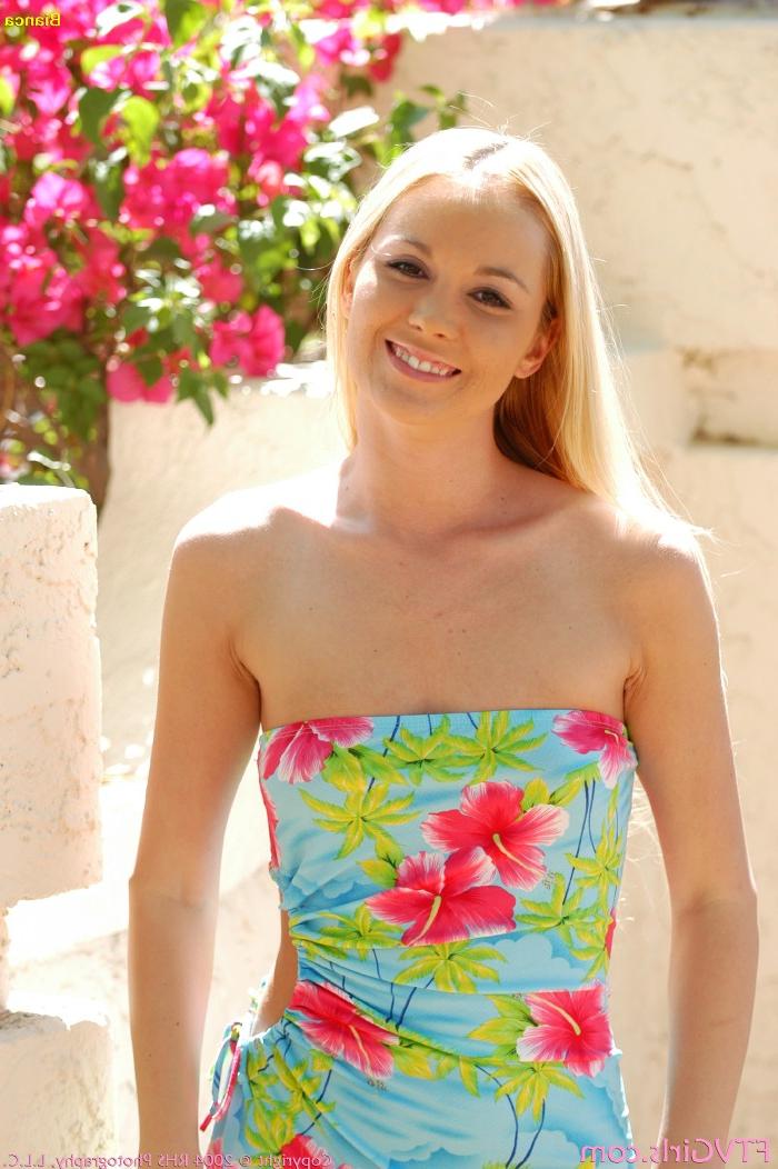 20P La amateur Bianca se quita el vestido de flores y se burla de su manguito al aire libre