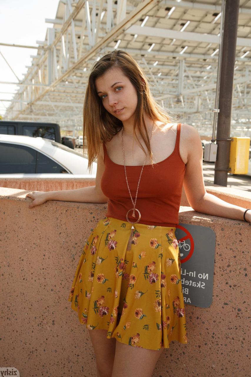 11P A gata amadora Zoey Lee revela seus peitos grandes e bunda gostosa ao ar livre