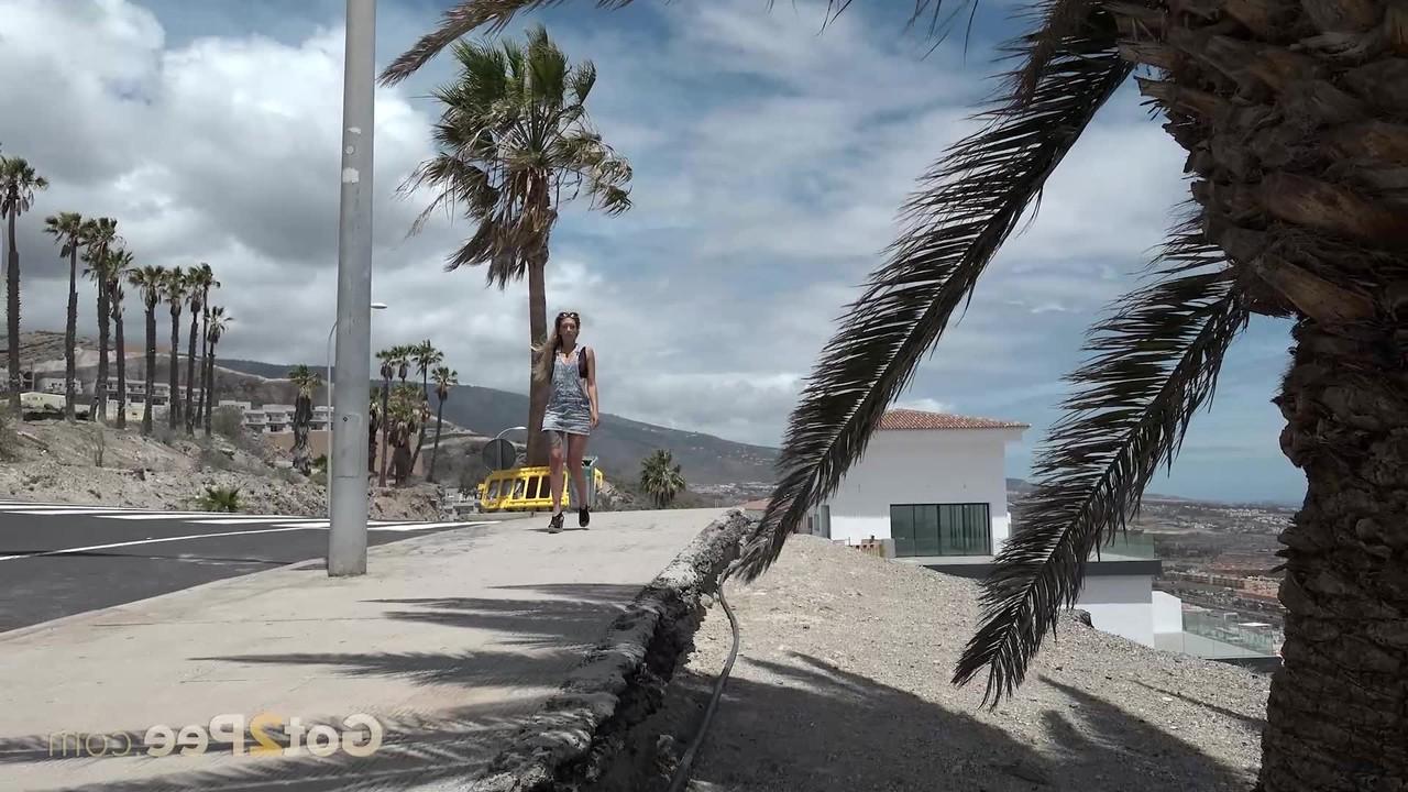 15P Solo-Girl Aylin Tattoo pisst im Urlaub dringend in der Öffentlichkeit