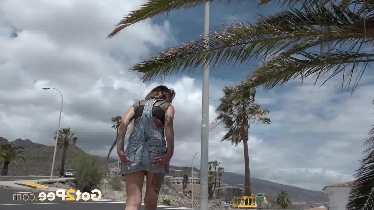 15P Solo-Girl Aylin Tattoo pisst im Urlaub dringend in der Öffentlichkeit