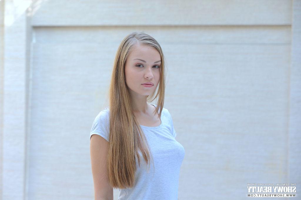 20P Menina adolescente perfeita brinca com sua buceta virgem depois de tirar a roupa