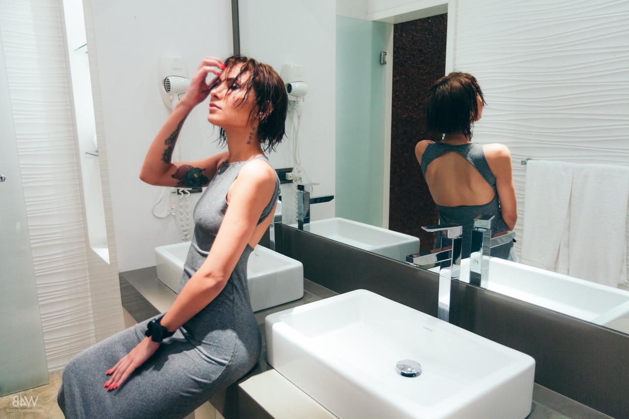 20P A garota latina Natali Leon tira o vestido longo para brincar com sua buceta com tesão