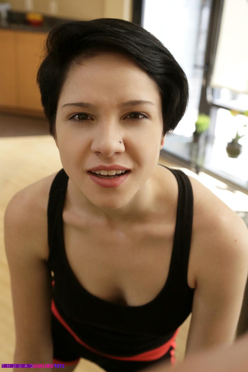 17P Cadey Mercury, une fille aux cheveux noirs, baise son demi-frère après avoir fait du yoga.