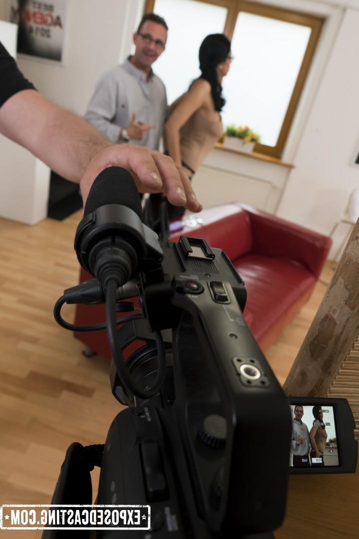 17P La beauté russe Kira Queen arrive dans une robe moulante pour une audition porno.