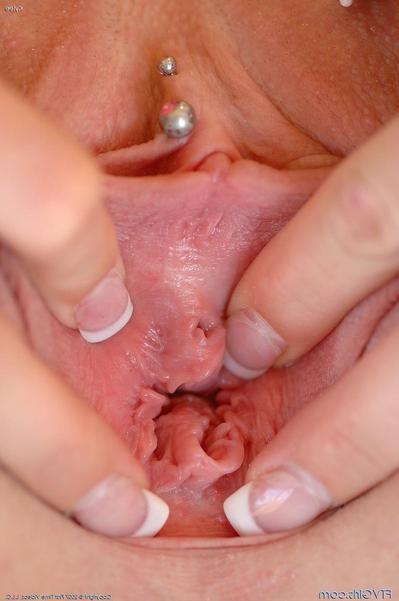 20P A adolescente loira safada Kyle revela sua bunda e soca sua vulva com piercing por trás