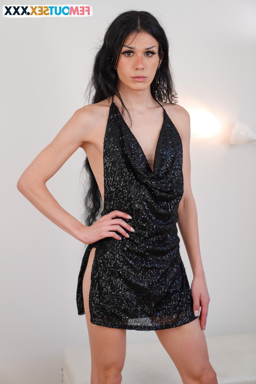 16P La esbelta transexual Sienna Vienna monta una enorme erección gorda en su dormitorio