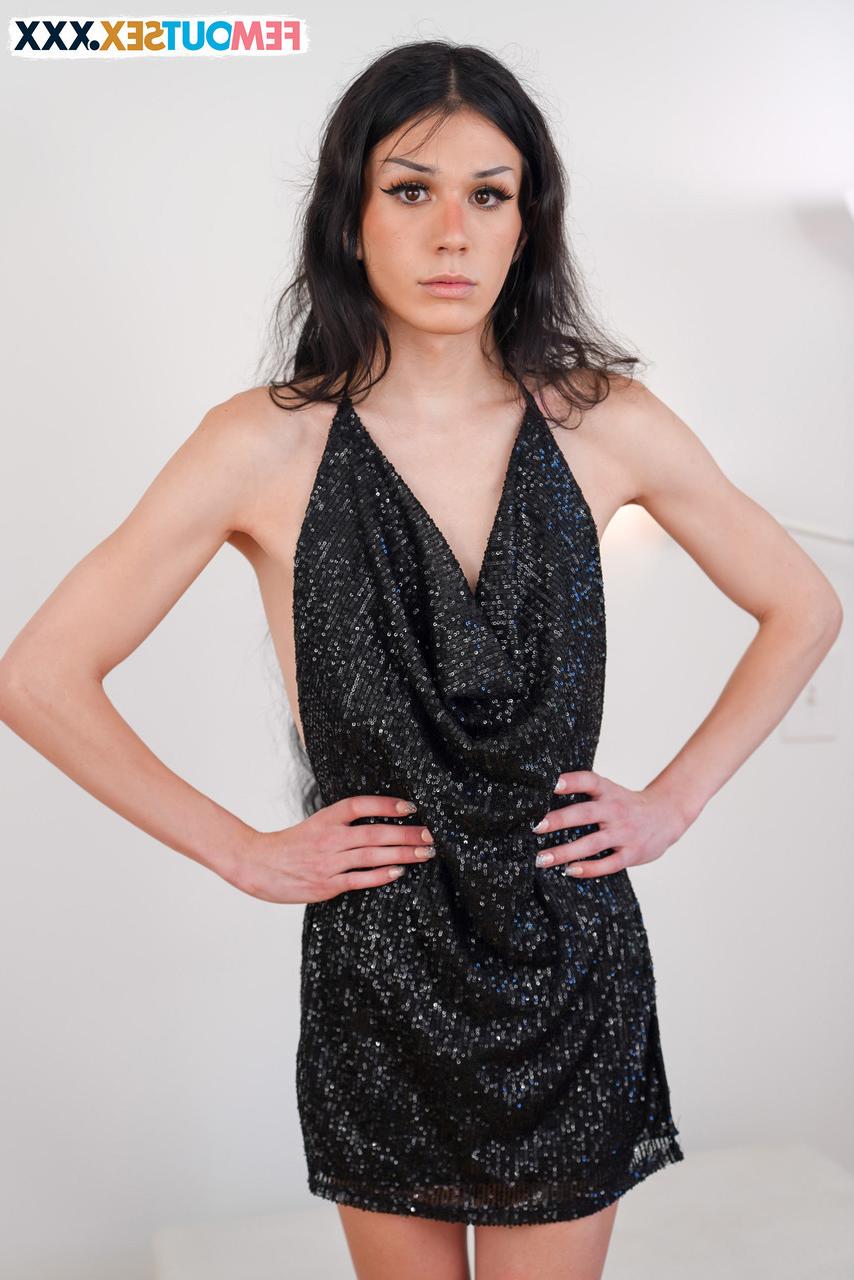 16P La esbelta transexual Sienna Vienna monta una enorme erección gorda en su dormitorio