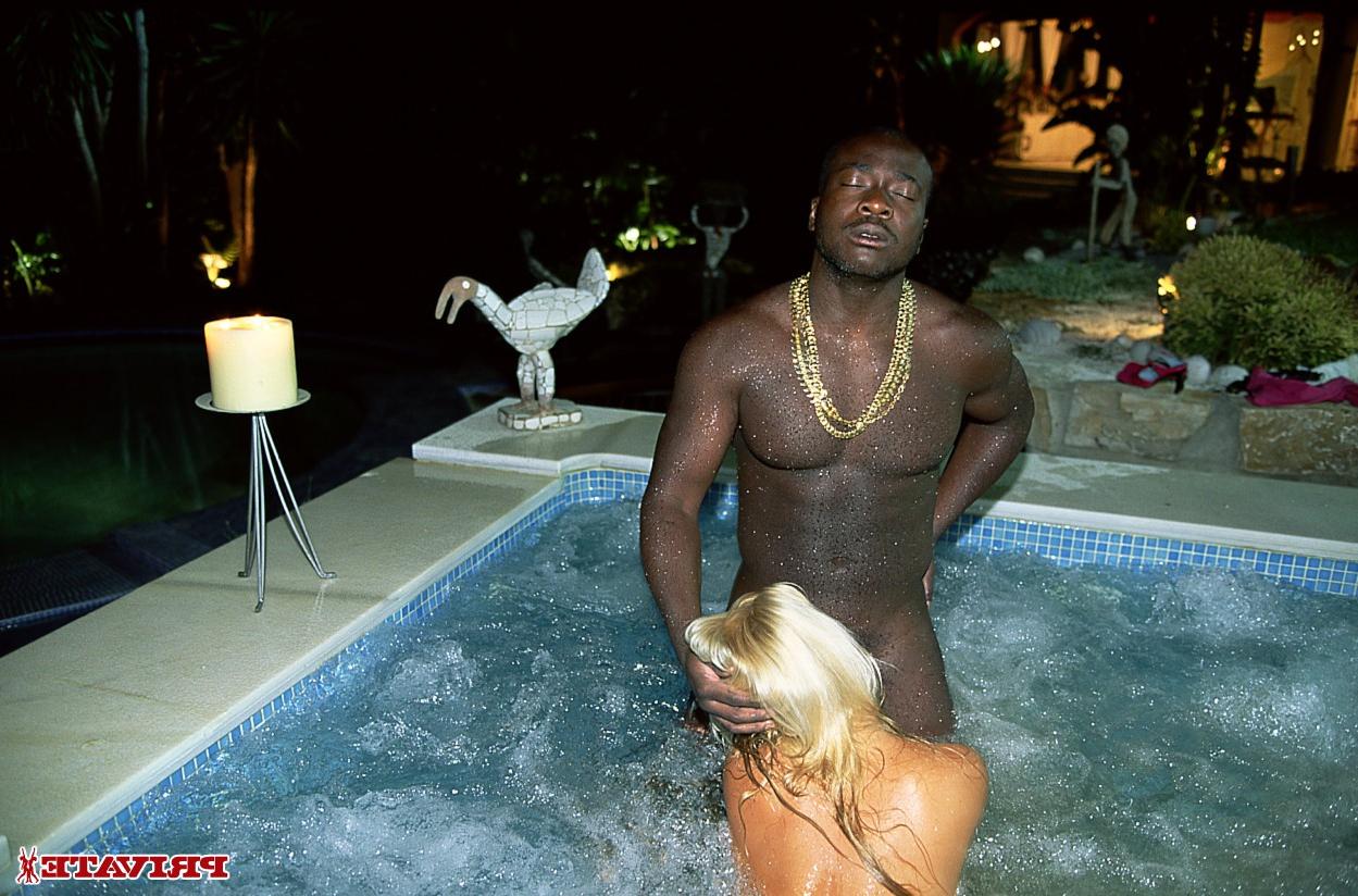 16P La jolie blonde Sunny Blue aime le sexe anal interracial avec un beau garçon de piscine.