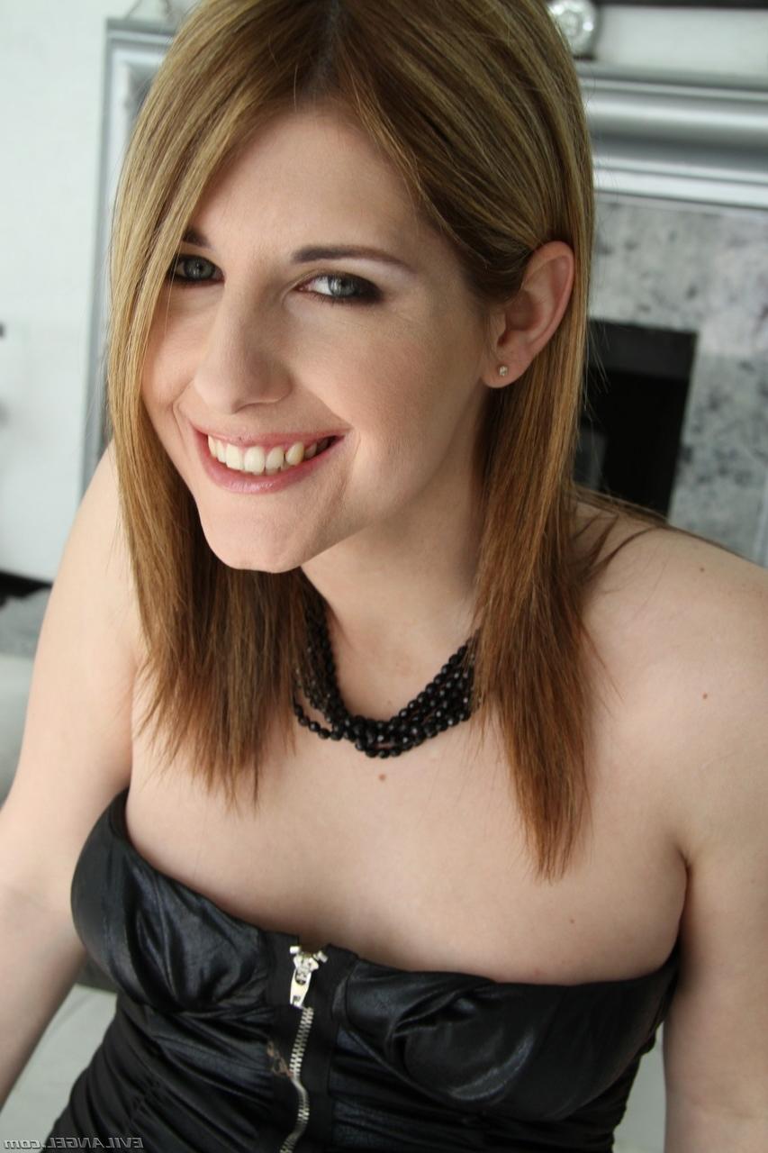 20P A doce transexual Amy Daly revela seu belo pau em casa